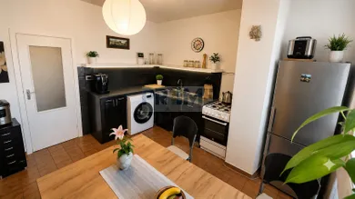 Na predaj 4-izbový byt, 92 m², Bratislava-Petržalka, Furdekova
