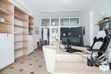 Na prenájom komerčné, 26 m², Nové Zámky, M. R. Štefánika