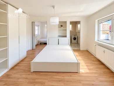 Na prenájom 3-izbový byt, 60 m², Bratislava-Staré Mesto, Grösslingova