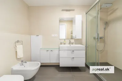 Na prenájom 3-izbový byt, 98 m², Bratislava-Staré Mesto, Továrenská
