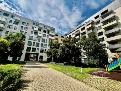 Byty na prenájom 4-izbový, Bratislava-Staré Mesto · €2 200