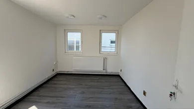 Na prenájom komerčné, 12 m², Levice, Nám. E. M. Šoltésovej