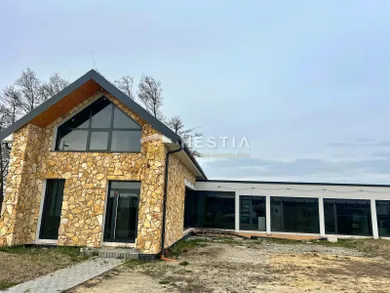 Na predaj 5-izbový dom, 200 m², Šajdíkove Humence