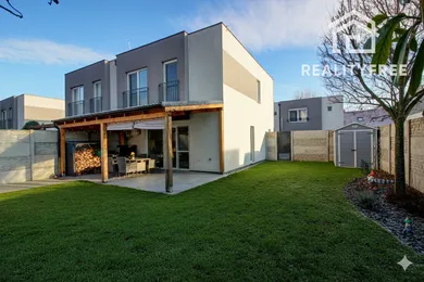 Дома на продажу, 4-комнатные, Rovinka · €349 880