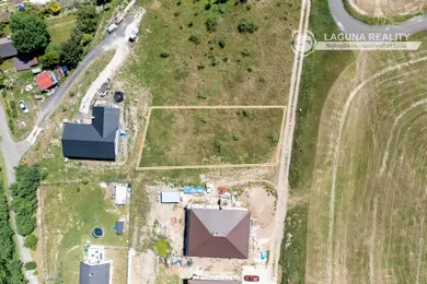 Na predaj pozemok, Jánovce