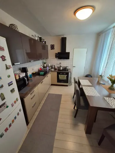 Na predaj 3-izbový byt, 83 m², Nové Zámky, Nám. Gy. Szechényiho