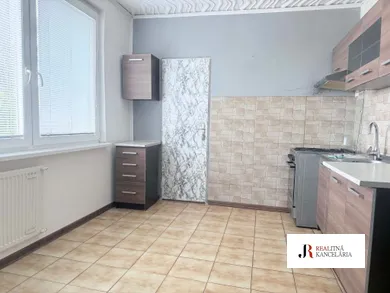 Na predaj 4-izbový byt, 82 m², Komárno