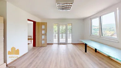 Na predaj 4-izbový dom, 150 m², Nová Baňa, Pod Zvoničkou