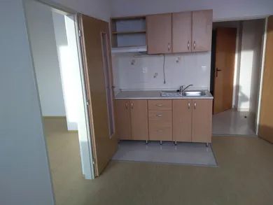 Na prenájom 1-izbový byt, 32 m², Nové Zámky, Andovská