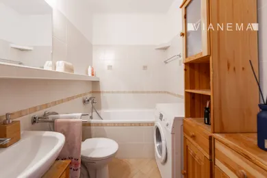 Na predaj 2-izbový byt, 42 m², Bratislava-Petržalka, Topolčianska