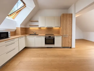 Na prenájom 4-izbový byt, 110 m², Nitra, Podzámska
