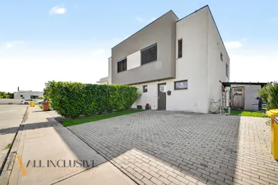 Будинки на продаж, 4-кімнатні, Hrubá Borša · €282 000