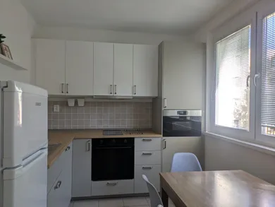 Byty na prenájom 4-izbový, Bratislava-Petržalka · €400