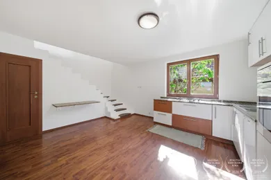 Na predaj 2-izbový dom, 120 m², Bratislava-Dúbravka, Strmé sady