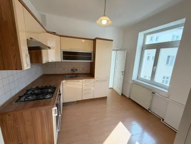 Na predaj 2-izbový byt, 70 m², Bratislava-Staré Mesto, Legionárska