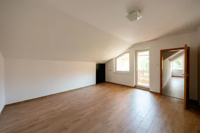 Na predaj 5-izbový dom, 300 m², Stupava