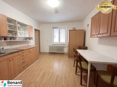 Будинки на продаж, 4-кімнатні, Prešov · €269 000