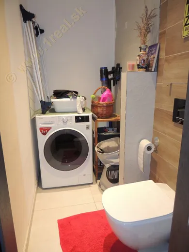 Na predaj 2-izbový byt, 65 m², Banská Bystrica, Nám. Ľ. Štúra