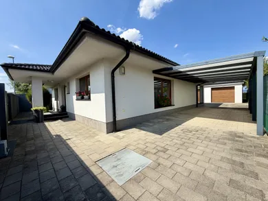 Domy na sprzedaż, 4-pokojowe, Slovenský Grob · €429 900