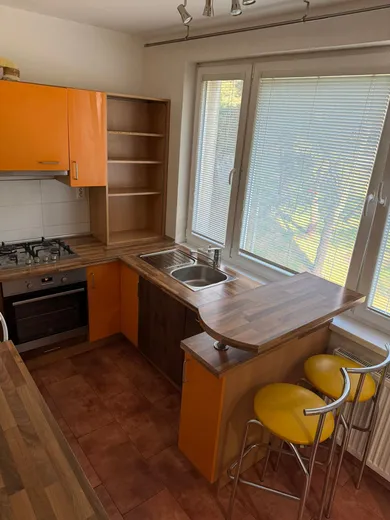 Na prenájom 3-izbový byt, 73 m², Bratislava-Nové Mesto, Guothova