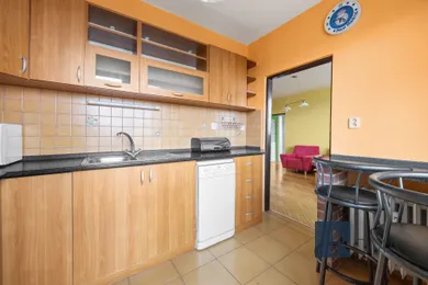 Na predaj 2-izbový byt, 57 m², Bratislava-Ružinov, Komárnická