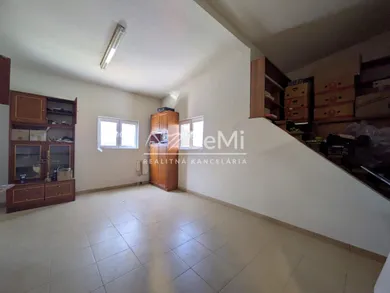 Na predaj 3-izbový dom, 180 m², Tesárske Mlyňany