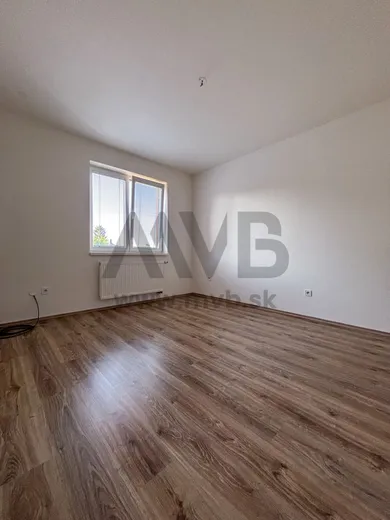 Na prenájom 2-izbový byt, 68 m², Nové Zámky, Andovská