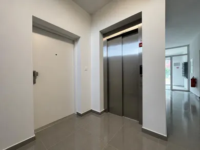 Na predaj 1-izbový byt, 36 m², Bratislava-Ružinov