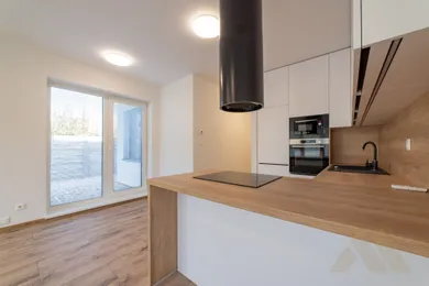Na prenájom 4-izbový dom, 80 m², Tomášov, Veterná