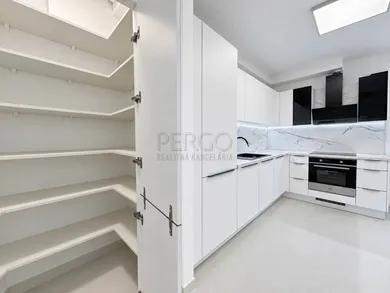 Na prenájom 5-izbový byt, 151 m², Bratislava-Staré Mesto, Tajovského