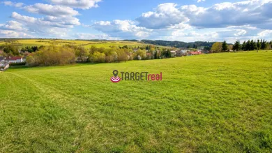 Na predaj pozemok, Sklené