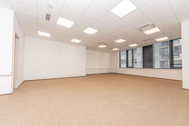 Na prenájom komerčné, 64 m², Bratislava-Staré Mesto, Námestie 1. mája