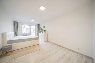 Na predaj 2-izbový byt, 63 m², Bratislava-Petržalka, Vranovská