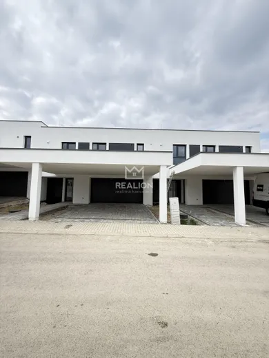 Domy na sprzedaż, 5-pokojowe, Banská Bystrica · €690 000