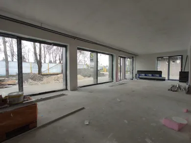 Komerčné priestory na prenájom, Bratislava-Ružinov · €4 300