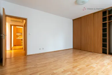 Na predaj 3-izbový byt, 75 m², Bratislava-Petržalka, Romanova