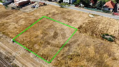 Na predaj pozemok, 808 m², Nesvady