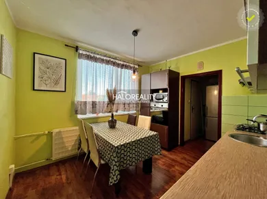 Na predaj 3-izbový byt, 72 m², Levice, Saratovská
