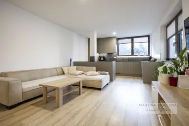 Domy na sprzedaż, 5-pokojowe, Banská Bystrica · €490 000