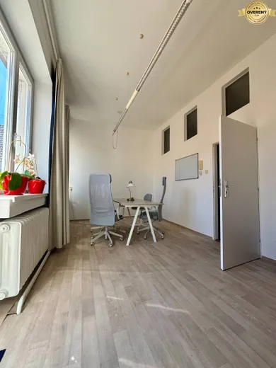 Na prenájom komerčné, 37 m², Trnava, Ulica Hlavná