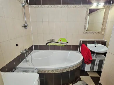 Na predaj 4-izbový byt, 81 m², Senica, Sotinská