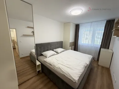 Na prenájom 3-izbový byt, 90 m², Bratislava-Staré Mesto