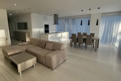 Byty na prenájom 3-izbový, Bratislava-Staré Mesto · €2 500