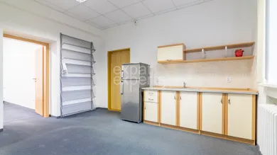 Na prenájom komerčné, 56 m², Bratislava-Staré Mesto