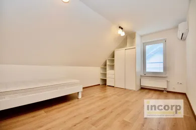 Na prenájom 8-izbový dom, 300 m², Bratislava-Nové Mesto, Ôsma