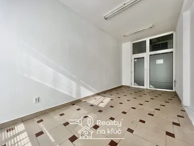 Na prenájom komerčné, 18 m², Nové Zámky, M. R. Štefánika