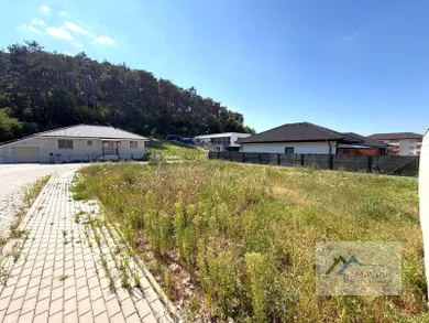 Na predaj pozemok, 388 m², Malé Uherce, Záhradná