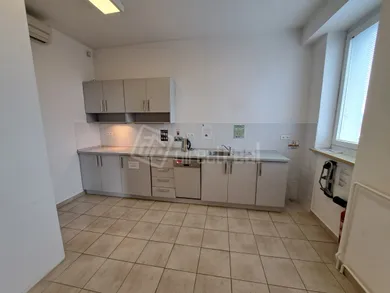 Na prenájom komerčné, 33 m², Bratislava-Nové Mesto, Vajnorská