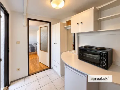 Na prenájom 1-izbový byt, 25 m², Bratislava-Staré Mesto