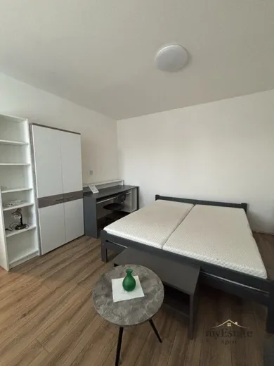 Na prenájom 1-izbový byt, 35 m², Levice, Palárikova ul.
